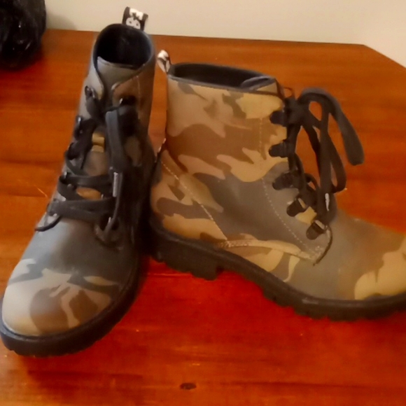 Kylie and Kendall Jenner Camo ankle boots - Picture 1 of 2